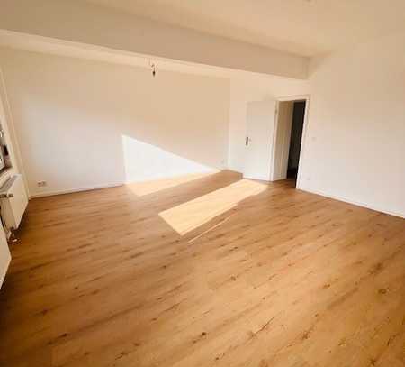 ***ERSTBEZUG NACH RENOVIERUNG - SCHÖNE 2 ZIMMER WOHNUNG MIT BALKON UND GARTEN***