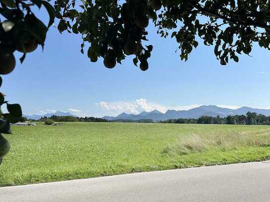 Sonne und Bergpanorama, 565 m2 großes Baugrundstück in Bachham nähe Prien