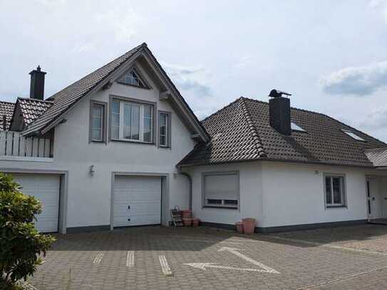 EIN PREIS !!! - Winkelbungalow + Zwei Eigentumswohnungen + Garagen + Carports !***