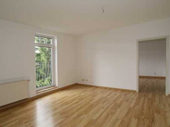 Single-WE mit Laminat, Dusche und Wanne
