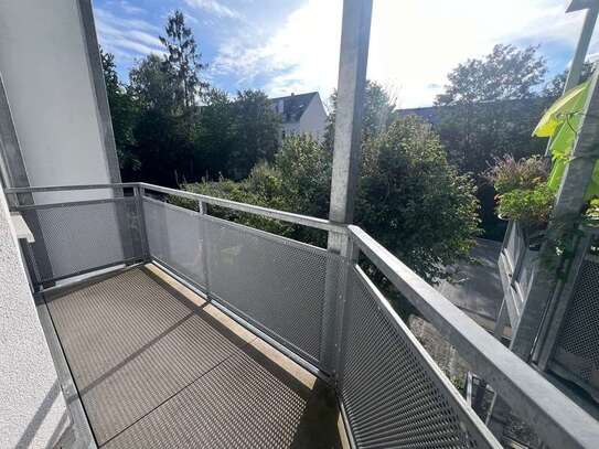 Mit Lift ins 2. OG / Laminat / Balkon an der Küche !