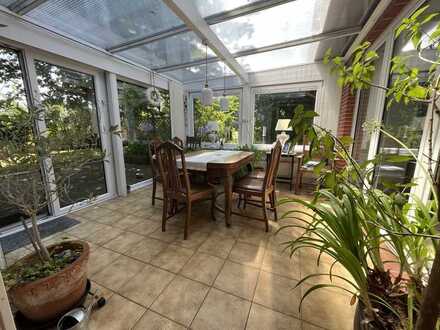 GROSSZÜGIGER BUNGALOW MIT WINTERGARTEN UND GROSSEM GARTEN IN SEHR RUHIGER SEITENSTRASSE