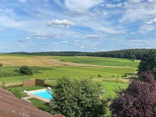 Helle 2,5 Zimmer Dachwohnung mit Weitblick und Gartenanteil, 96135 Stegaurach-Ortsteil Kreuzschuh