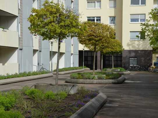 Schöne Wohnung mit vier Zimmern und Balkon in Karlsruhe