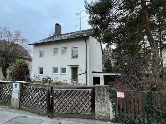 Zweifamilienhaus mit ausgebauten Dachgeschoss u. Souterrainflächen, Garagen und Keller