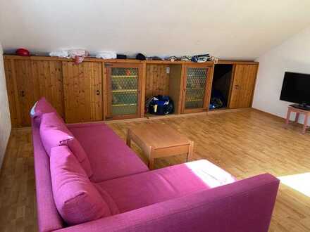 Möbelierte DG-Wohnung monateweise mit drei Räumen und Einbauküche in Erlangen