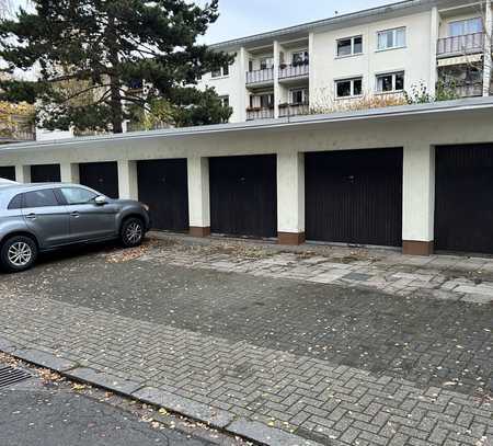 Garage und zusätzlicher Stellplatz in Nippes