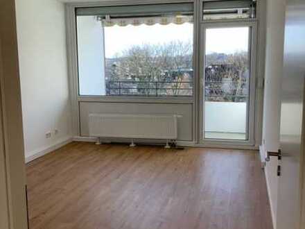 Nette Geplfegte Wohnung mit zwei Zimmern sowie Balkon und Einbauküche in Mettmann
