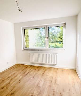 Helle neuwertige 2 Zimmer Wohnung 2 Balkone nah Helios und HS Niederrhein in Krefeld zu vermieten