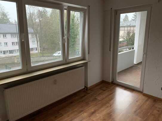 Freundliche 2-Raum-Wohnung mit EBK und Balkon in Wiesbaden