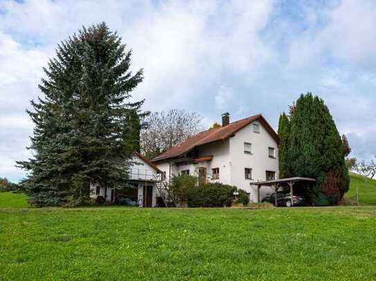 Idyllische Alleinlage mit Alpenblick - Zweifamilienhaus mit großzügiger Garage