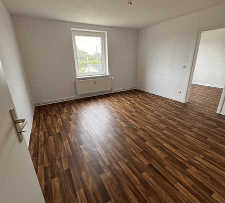 Erstbezug nach Sanierung! 4-Zimmer-Wohnung, Tageslichtbad mit Handtuchheizung, Keller und Stellplatz