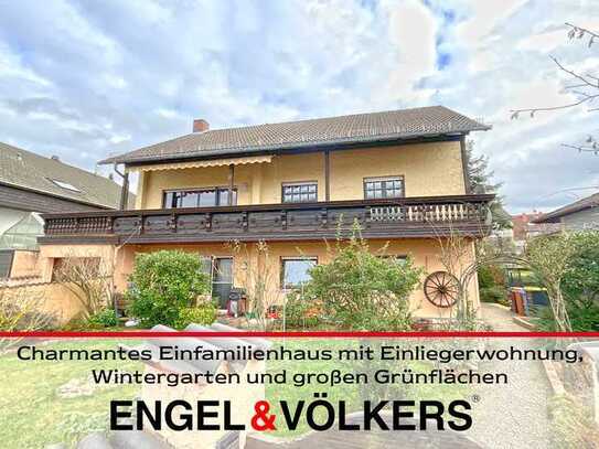 Charmantes Einfamilienhaus mit Einliegerwohnung, Wintergarten und großen Grünflächen