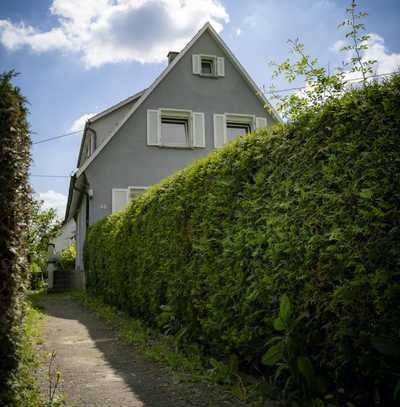 Wunderschönes 731 qm² Grundstück ( inkl. zusätzlichem Baufenster! ) & freistehendem EFH sucht Sie.