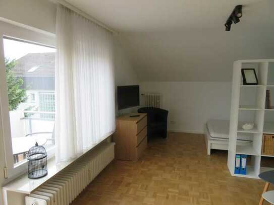 Möbilierte 1,5-Zimmer-DG-Wohnung mit EBK und Balkon