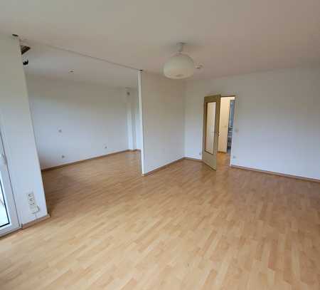Ideal für Singles! 50 m², Balkon ins Grüne, saniertes Badezimmer, Einbauküche, Laminat, Stellplatz