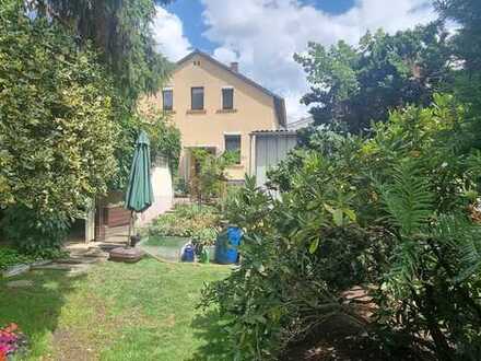 Perfektes Paradies in zentraler Griesheimer Lage: Schönes Einfamilienhaus mit zauberhaftem Garten