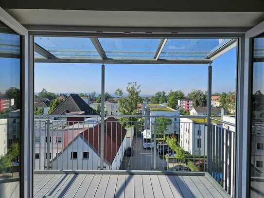 ... Neuwertige 3-Zimmer-Wohnung mit Südbalkon und Bergblick in zentraler Lage und EBK...