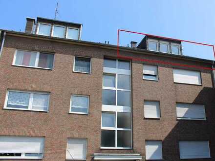 Moderne Dachgeschosswohnung mit zweieinhalb Zimmern sowie Balkon und Einbauküche