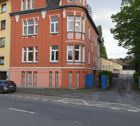 Attraktive 4-Zimmer-Wohnung mit gehobener Innenausstattung mit Balkon und EBK in Duisburg