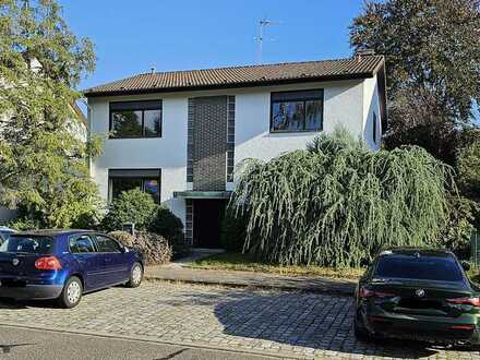 Großes Einfamilienhaus mit großem Garten in guter Lage