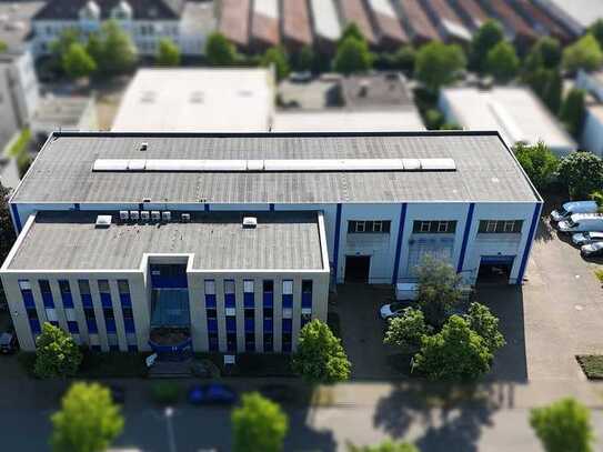 Moderne Gewerbeimmobilie mit 2.140 m² Hallen- und 972 m² Bürofläche in bester Lage