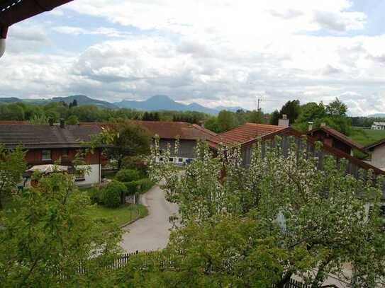 Surheim: 4 Zimmerwohnung, mit Balkon ,1. OG in 2 Familienhaus