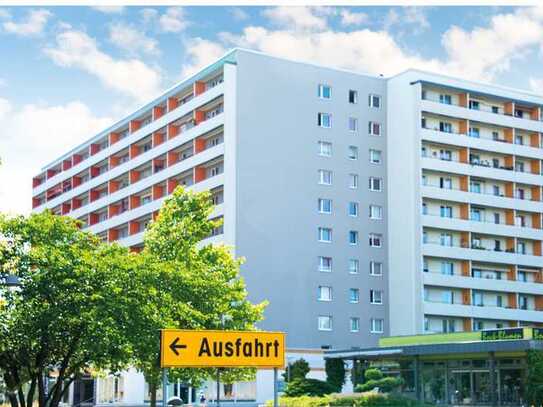 Große 4-Raumwohnung mit Balkon und Dusche im Herzen der Stadt