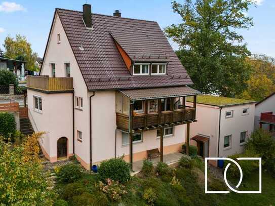 Sofort bezugsfertig! Modernisiertes Zweifamilienhaus mit traumhaften Grundstück in ruhiger Lage