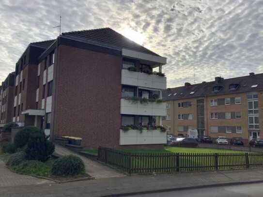 Gut geschnittene 3-Zimmer-Wohnung im 2. OG mit Balkon und schöner Grünanlage drumherum