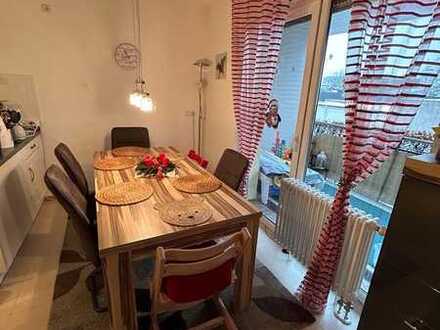 Gepflegte 3-Zimmer-Wohnung mit Balkon und Einbauküche in Rosbach