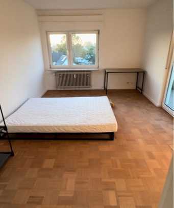 Möbliertes WG-Zimmer großem Balkon: : Erstbezug nach Renovierung mit super Nahverkehr Anbindung!