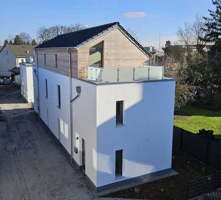 Individuelle Architektur - Neubau-Stadthaus mit pflegeleichtem Garten!