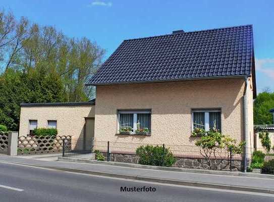 Freistehendes Einfamilienhaus mit Garten und Stellplatz