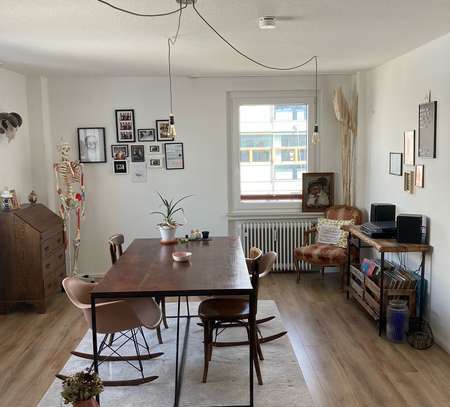 Helle 2,5-Zimmer-Wohnung mit kl. Balkon, Aufzug, zentral gelegen