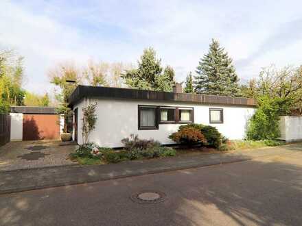 Charmanter, freistehender Bungalow mit verlängerter Garage in ruhiger, gewachsener Anliegerstraße