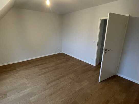 Dachgeschosswohnung zu vermieten: 65 m², 3 Zimmer, Erstbezug nach der Kernsanierung.