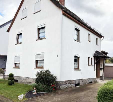 Freistehendes Zweifamilienhaus mit Garage und großem Garten