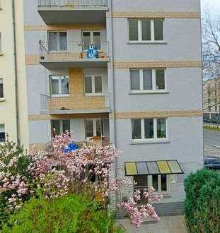 Attraktive, vollständig sanierte Wohnung mit vier Zimmern sowie zwei Balkonen in Rheinnähe / Mainz