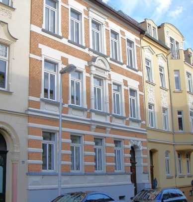 Schöne 4-Zimmer-Wohnung im gründerzeitlichen Altbau mit Balkon und Einbauküche in Gera