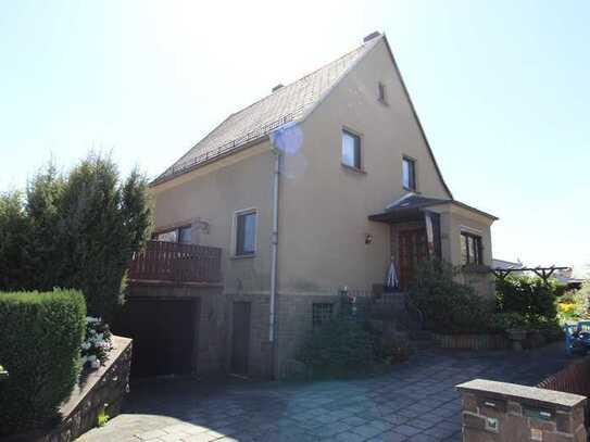 Solides Einfamilienhaus mit Garage, Terrasse und Garten