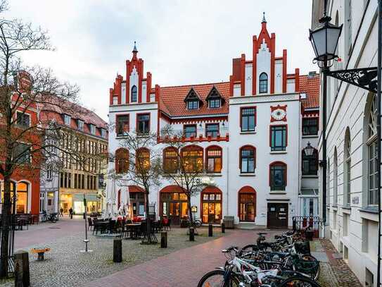 Gastronomiefläche für Cafe, Bistro o.ä. im markantesten Haus am Wismarer Marktplatz.