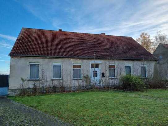 Einfamilienhaus in Möckern OT Stegelitz; 2163 m²; Mindestgebot: 3.000 €; Einzelheiten siehe Exposee!