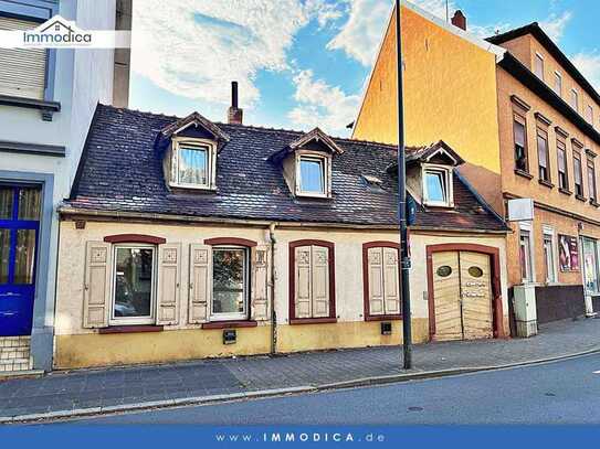 Sanierungsbedürftiges Mehrfamilienhaus mit großem Entwicklungspotenzial in zentraler Lage