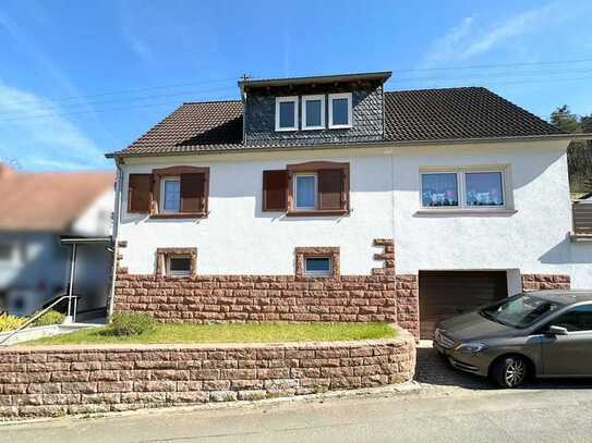 Gepflegtes Familienhaus mit zwei Wohnungen (teilvermietet), drei Garagen, zwei Terrassen und Garten