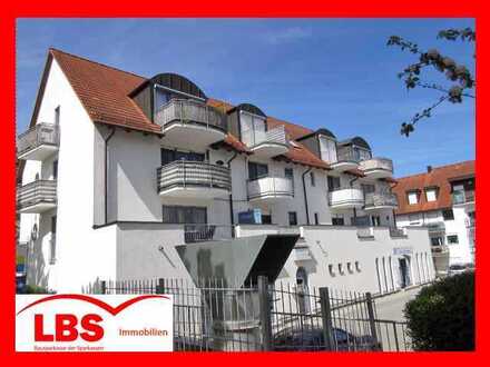 "NIEMAND WOHNT ÜBER IHNEN"-Charmante DG-Wohnung mit Balkon und TG-Stellplatz in Kümmersbruck