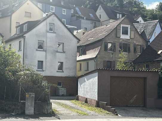 Zwei Häuser in Unterdürrbach.