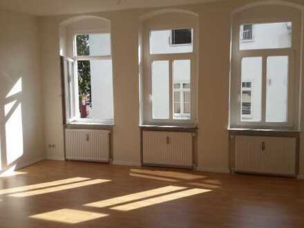 ANSPRECHNDE UND HELLE 2 RAUM-WOHNUNG IM 2.OG MIT VIEL STELLFLÄCHEN(+EBK)