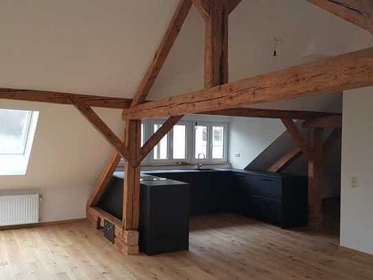 Gemütliches Loft, Sichtbalken, schwarze Küche, mitten in Tölz, 50m zum Isar-Fluß