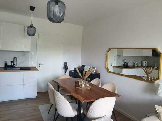 Geschmackvolle 2-Zimmer-Wohnung mit gehobener Innenausstattung mit EBK in Berlin Hellersdorf